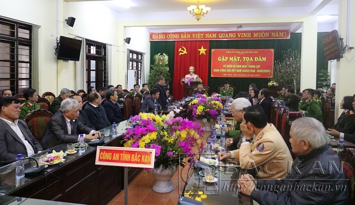 Các đại biểu phát biểu tại buổi tọa đàm kỷ niệm 90 năm Ngày thành lập Đảng Cộng sản Việt Nam