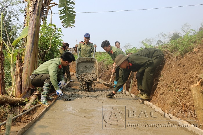 ĐVTN chi đoàn khối trực thuộc với công trình 110m đường bê tông cho bà con nhân dân thôn Cốc Lào, xã Giáo Hiệu
