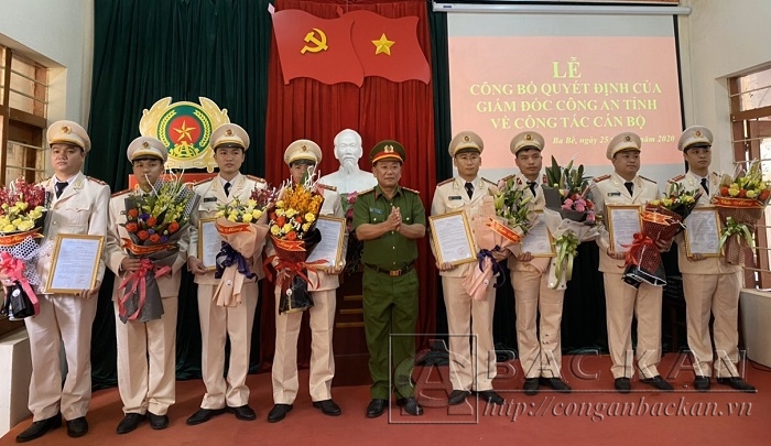 Đại tá Đinh Quang Huy - PGĐ Công an tỉnh trao Quyết định điều động cán bộ đảm nhiệm các chức công an xã trên địa bàn huyện Ba Bể