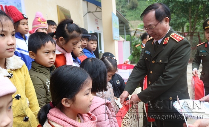 Thượng tướng Nguyễn Văn Thành – Thứ trưởng Bộ Công an tặng quà cho các em học sinh tại điểm trường Bản Lài, xã Côn Minh, huyện Na Rì.