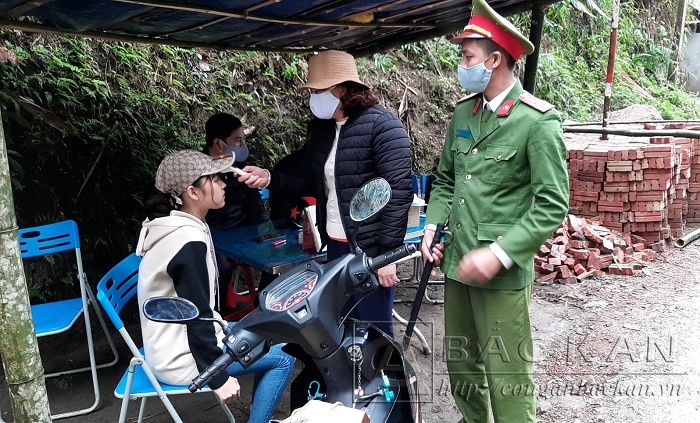 Lực lượng liên ngành xã Nhạn Môn tiến hành kiểm tra thân nhiệt đối với người dân trên địa bàn