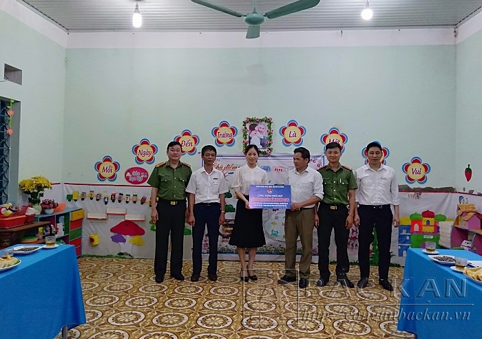 Lãnh đạo Công an thành phố, Điện lực thành phố và chính quyền địa phương bàn giao công trình cho Trường mầm non xã Dương Quang