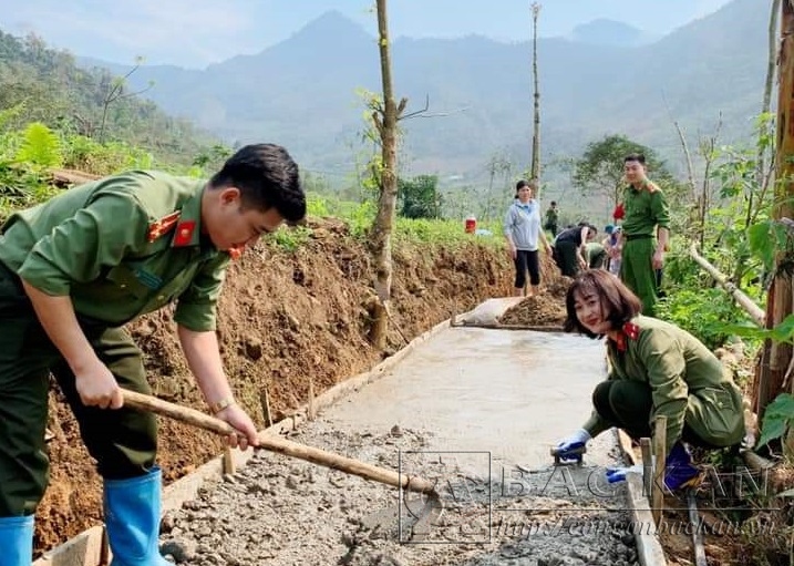 ĐVTN Công an tỉnh giúp đổ bê tông đường lên thôn Cốc Lào, xã Giáo Hiệu