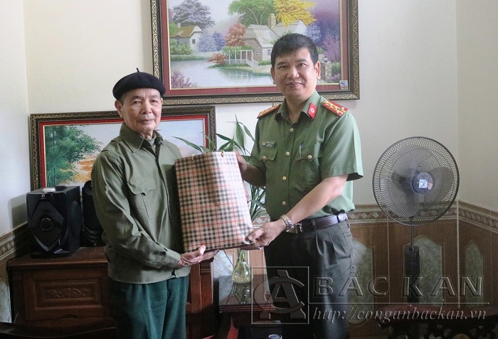 Đại tá Dương Văn Tính - GĐ Công an tỉnh tặng quà ông Nông Văn Quỳnh, phường Xuất Hóa, TP Bắc Kạn nhân kỷ niệm ngày giải phóng miền Nam.