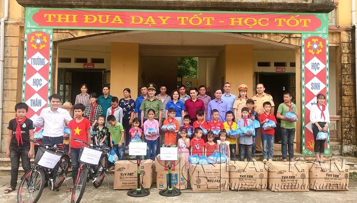 Tặng quà cho các em học sinh tại xã Văn Vũ, huyện Na Rì