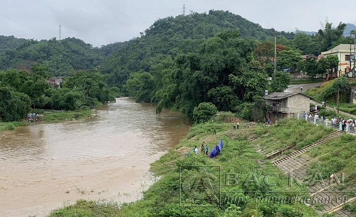 Đoạn sông Cầu thuộc thôn Nà Ỏi, xã Dương Quang, TP Bắc Kạn nơi người dân phát hiện thi thể nạn nhân