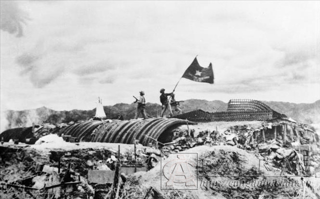 Chiều 7/5/1954, lá cờ "Quyết chiến - Quyết thắng" của Quân đội nhân dân Việt Nam tung bay trên nóc hầm tướng De Castries. Chiến dịch lịch sử Điện Biên Phủ đã toàn thắng. Ảnh: Tư liệu TTXVN