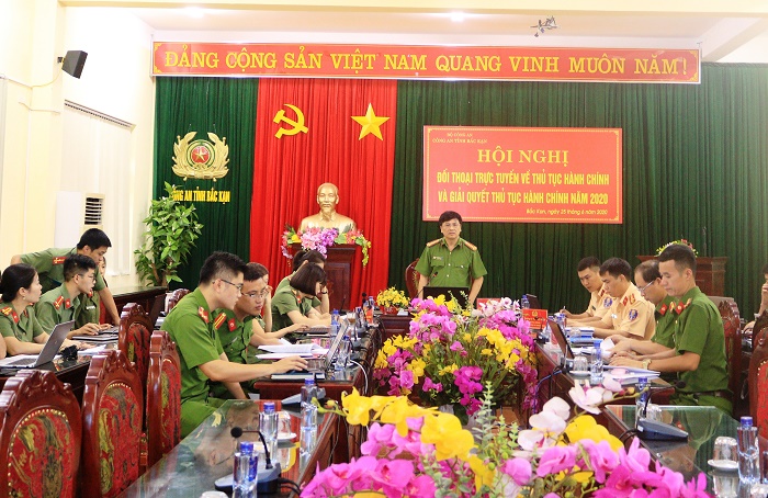 Đại tá Nguyễn Thanh Tuân - PGĐ Công an tỉnh trực tiếp chỉ đạo buổi đối thoại trực tuyến