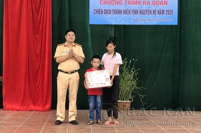 26 6 Chi bộ Cảnh sát giao thông trật tự Công an thành phố tặng quà và nhận đỡ đầu em Triệu Đình Đại học sinh lớp 1A trường tiểu học Nông Thượng
