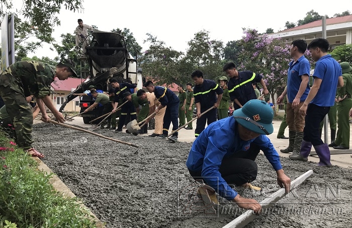 Đoàn viên thanh niên các đơn vị đổ bê tông sân Trường tiểu học Nông Thượng