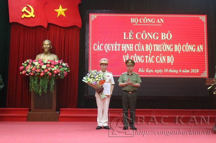 Thượng tướng Nguyễn Văn Thành, Ủy viên Ban chấp hành Trung ương Đảng, Thứ trưởng Bộ Công an trao QĐ cho tân Giám đốc Công an tỉnh Bắc Kạn Hà Văn Tuyên