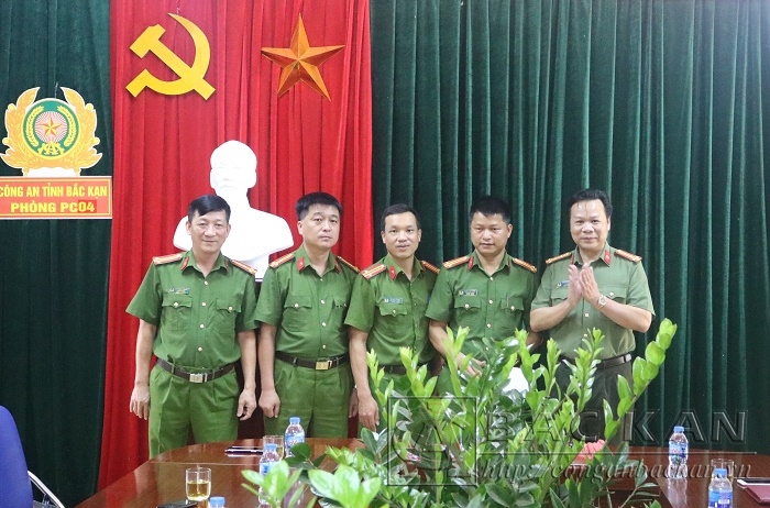 Đại tá Hà Văn Tuyên, GĐ Công an tỉnh và Đại tá Hà Trọng Trung - PGĐ Công an tỉnh chúc mừng, thưởng cho CBCS phòng Cảnh sát điều tra tội phạm về ma túy trong vụ bắt giữ 2 đối tượng vận chuyển trái phép 20 bánh hêrôin