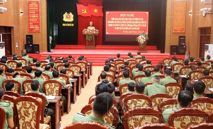 Đại tá Hà Văn Tuyên - GĐ Công an tỉnh phát biểu chỉ đạo, kết luận hội nghị