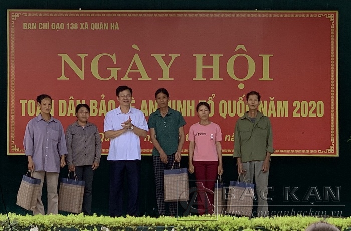 Đồng chí Phạm Duy Hưng, Phó Chủ tịch tỉnh tặng quà cho các gia đình chính sách, người có công.