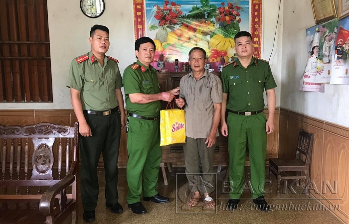 29 7 ĐC Thượng tá Nguyễn Văn Kiên Phó TCAH thăm, tặng quà ông Hứa Văn Tương, con trai Liệt sỹ CAND Hứa Văn Sách