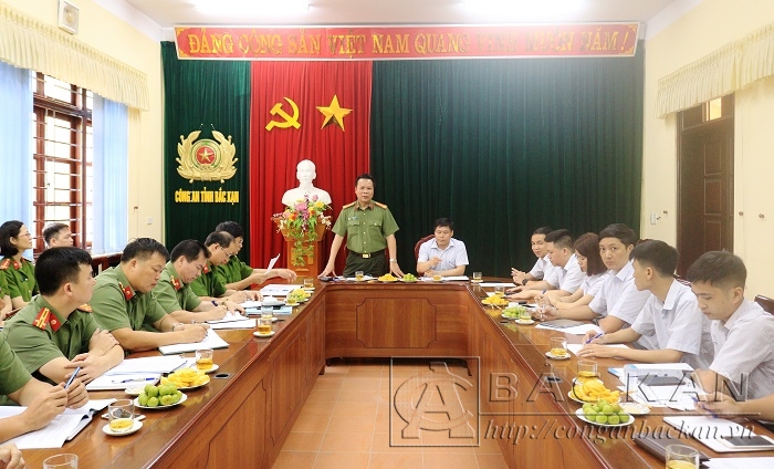 Đại tá Hà Văn Tuyên-  Giám đốc Công an tỉnh phát biểu tại hội nghị