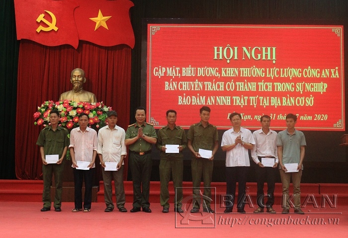 Đ/c Phạm Duy Hưng PCT UBND tỉnh và Đại tá Hà Văn Tuyên - GĐ Công an tỉnh tặng quà cho các đồng chí công an xã bán chuyên trách có hoàn cảnh khó khăn