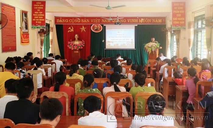 Nhiều người dân xã Xuân Lạc, huyện Chợ Đồn được tuyên truyền pháp luật