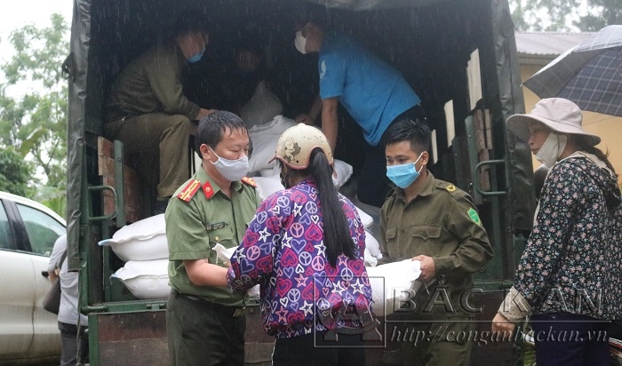 Công an tỉnh Bắc Kạn phối hợp Khoa Quản lý Nhà nước về an ninh trật tự  Học viên ANND tặng gạo cho các hộ gặp khó khăn tại xã Trung Hòa.