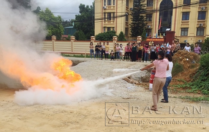 Các học viên được thực hành sử dụng bình chữa cháy để dập tắt đám cháy