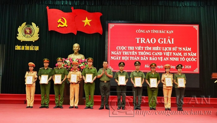 Đại tá Hà Văn Tuyên - Giám đốc Công an tỉnh trao giải cho các tác giả đạt giải cuộc thi  tìm hiểu 75 năm Ngày truyền thống CAND Việt Nam và 15 năm Ngày hội toàn dân bảo vệ an ninh Tổ quốc