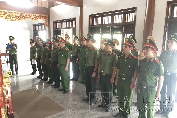 Tuổi trẻ Công an tỉnh dâng hương báo công tại khu di tích lịch sử Nà Tu, xã Cẩm Giàng, huyện Bạch Thông.  
