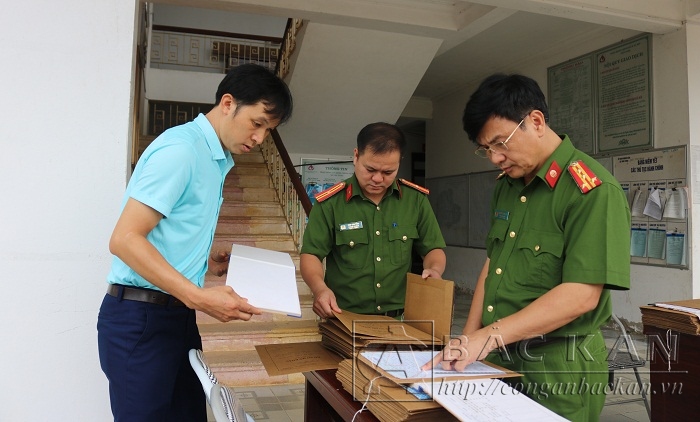 Đại tá Nguyễn Thanh Tuân – Phó Giám đốc Công an tỉnh trực tiếp kiểm tra phiếu thu thập thông tin dân cư tại xã Vân Tùng, huyện Ngân Sơn