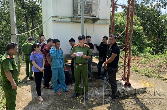 Đội Cảnh sát hình sự chủ trì tổ chức khám nghiệm hiện trường vụ trộm cắp tài sản Trạm BTS Viettel tại phường Phùng Chí Kiên, thành phố Bắc Kạn