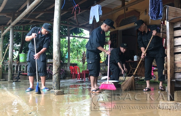 CBCS Phòng Cảnh sát cơ động hỗ trợ nhân dân dọn dẹp nhà cửa bị ảnh hưởng do mưa lũ
