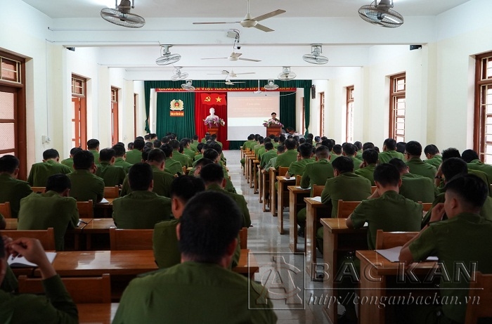 Đại tá Nguyễn Thanh Tuân-PGĐ Công an tỉnh phát biểu khai mạc lớp tập huấn nghiệp vụ QLHC về TTXH cho Công an xã