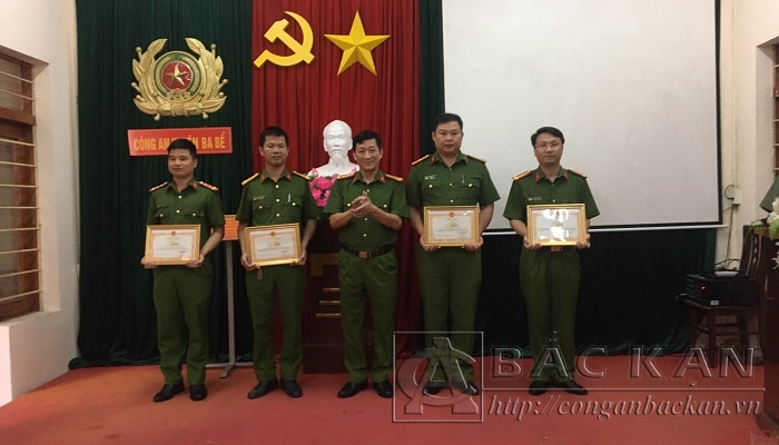 Đại tá Hà Trọng Trung – Phó Giám đốc Công an tỉnh trao tặng giấy khen cho các cá nhân có thành tích xuất sắc trong công tác đấu tranh, xử lý đối tượng phạm tội trên địa bàn huyện Ba Bể