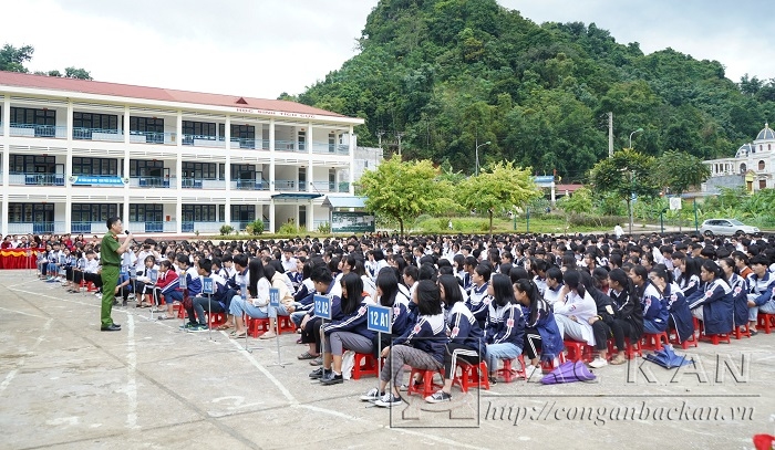 Tuyên truyền pháp luật tại Trường THPT Chợ Đồn