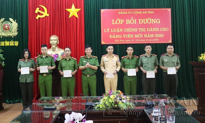 Đại tá Hà Trọng Trung – Phó Bí thư Đảng ủy, Phó Giám đốc Công an tỉnh trao chứng nhận cho các học viên hoàn thành lớp bồi dưỡng.
