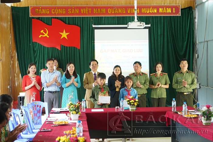 Hội phụ nữ Công an tỉnh tặng quà, nhận đỡ đầu 2 học sinh có hoàn cảnh đặc biệt khó khăn của xã Nam Mẫu
