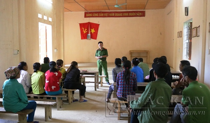 Thiếu tá Phương Văn Liên – Phó trưởng Công an xã Hòa Mục, Chợ Mới tuyên truyền cho người dân về dự án cấp, sản xuất thẻ căn cước công dân.