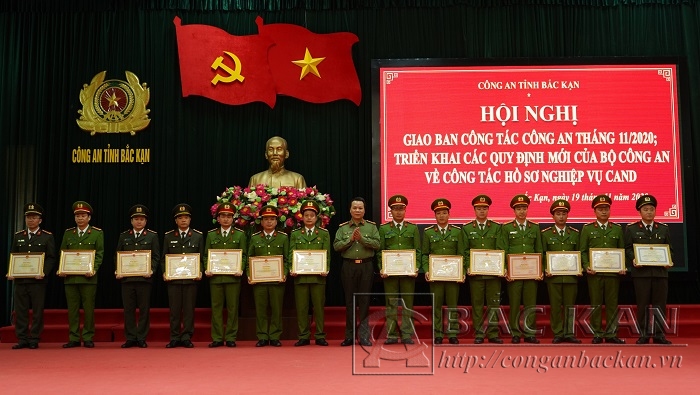 Đại tá Hà Văn Tuyên - GĐ Công an tỉnh trao Bằng khen của Bộ Công an và UBND tỉnh cho các tập thể, cá nhân