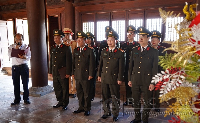 Công an tỉnh Bắc Kạn báo công với Bác tại  Đền thờ Chung Sơn