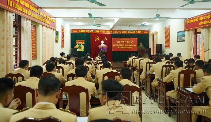 Đại tá Nguyễn Thanh Tuân - Phó Giám đốc Công an tỉnh khai mạc lớp tập huấn