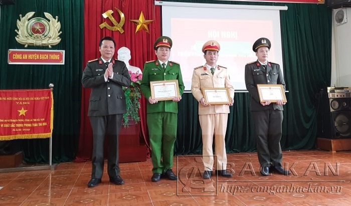 Đại tá Hà Văn Tuyên - GĐ Công an tỉnh trao danh hiệu Đơn vị Quyết thắng năm 2020 cho các Đội nghiệp vụ thuộc Công an huyện Bạch Thông