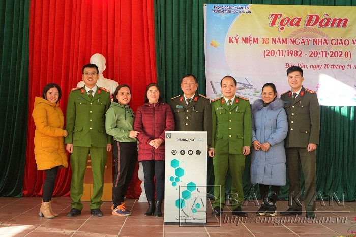 31 12 Đồng chí Phó Giám đốc Công an tỉnh thăm tặng quà tại Trường tiểu học Đức Vân huyện Ngân Sơn