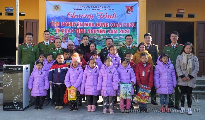 Đại tá Đinh Quang Huy cùng đoàn công tác tặng quà tại điểm trường Nặm Làng
