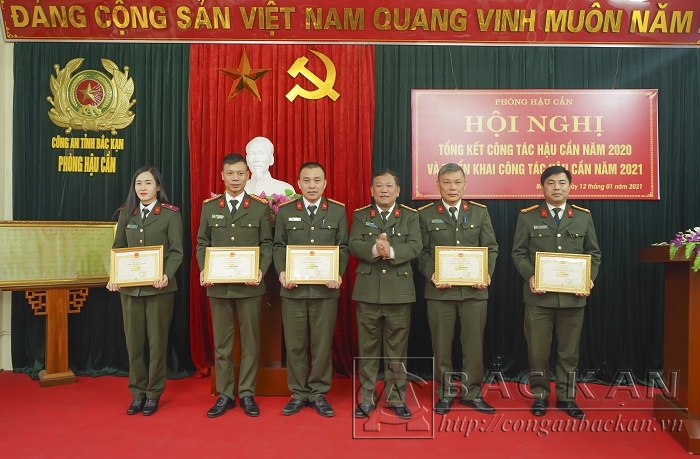 Đại tá Đinh Quang Huy - PGĐ Công an tỉnh khen thưởng các cá nhân phòng Hậu cần đạt danh hiệu "Chiến sỹ thi đua cơ sở" năm 2020