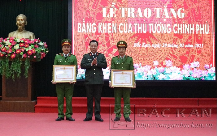 Đại tá Hà Văn Tuyên – Giám đốc Công an tỉnh Bắc Kạn trao Bằng khen của Thủ tướng Chính phủ cho tập thể và cá nhân