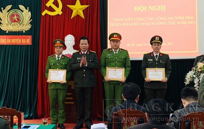 Đại tá Hà Văn Tuyên, Giám đốc Công an tỉnh trao danh hiệu đơn vị quyết thắng năm 2020 cho các tập thể câp Đội thuộc Công an huyện Ba Bể
