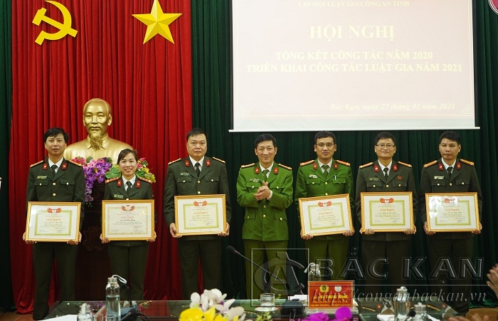 Đại tá Hà Trọng Trung – Phó Giám đốc Công an tỉnh, Chi hội trưởng Chi hội Luật gia Công an tỉnh tặng giấy khen cho các cá nhân có thành tích xuất sắc năm 2020