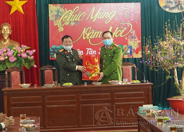 Đại tá Đinh Quang Huy, Phó Giám đốc Công an tỉnh chúc Tết Công an thành phố Bắc Kạn