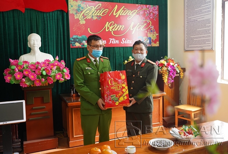 Đại tá Đinh Quang Huy, Phó Giám đốc Công an tỉnh chúc tết Phòng Cảnh sát PCCC và CNCH, Trại Tạm giam Công an tỉnh