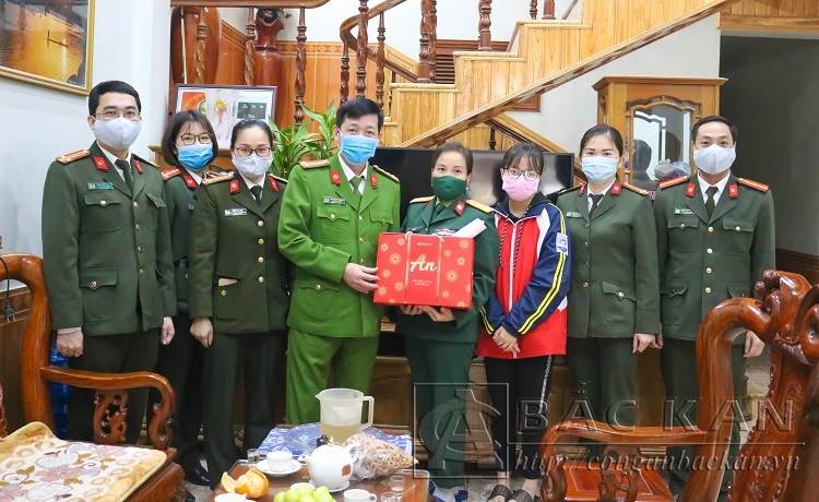 Đại tá Hà Trọng Trung, Phó Giám đốc Công an tỉnh thăm hỏi tặng quà gia đình thương binh Công an nhân dân