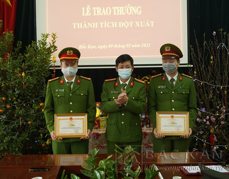 Đại tá Hà Trọng Trung, Phó Giám đốc Công an tỉnh trao giấy khen cho 2 cá nhân