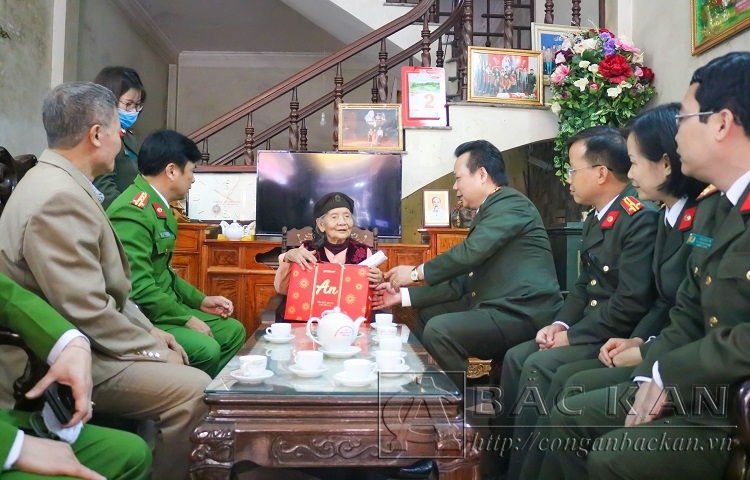 Đại tá Hà Văn Tuyên, Giám đốc Công an tỉnh thăm hỏi, tặng quà Bà mẹ Việt Nam anh hùng Nguyễn Thị Bé